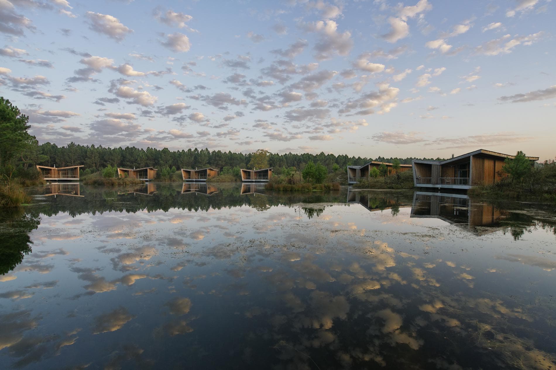 Vue Domaine Les Echasses Etang Lodges Modges